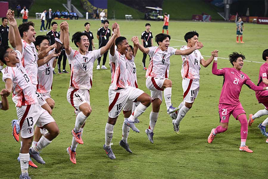 日本の首位突破をメキシコが祝福【写真：アフロ】