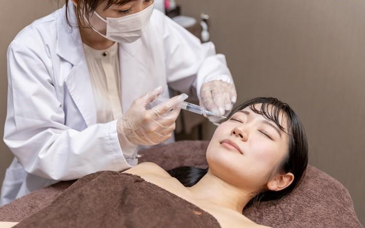 
             人気美容コンサルタントに聞く 40代〜50代におすすめの【美容医療ベスト5】 
          