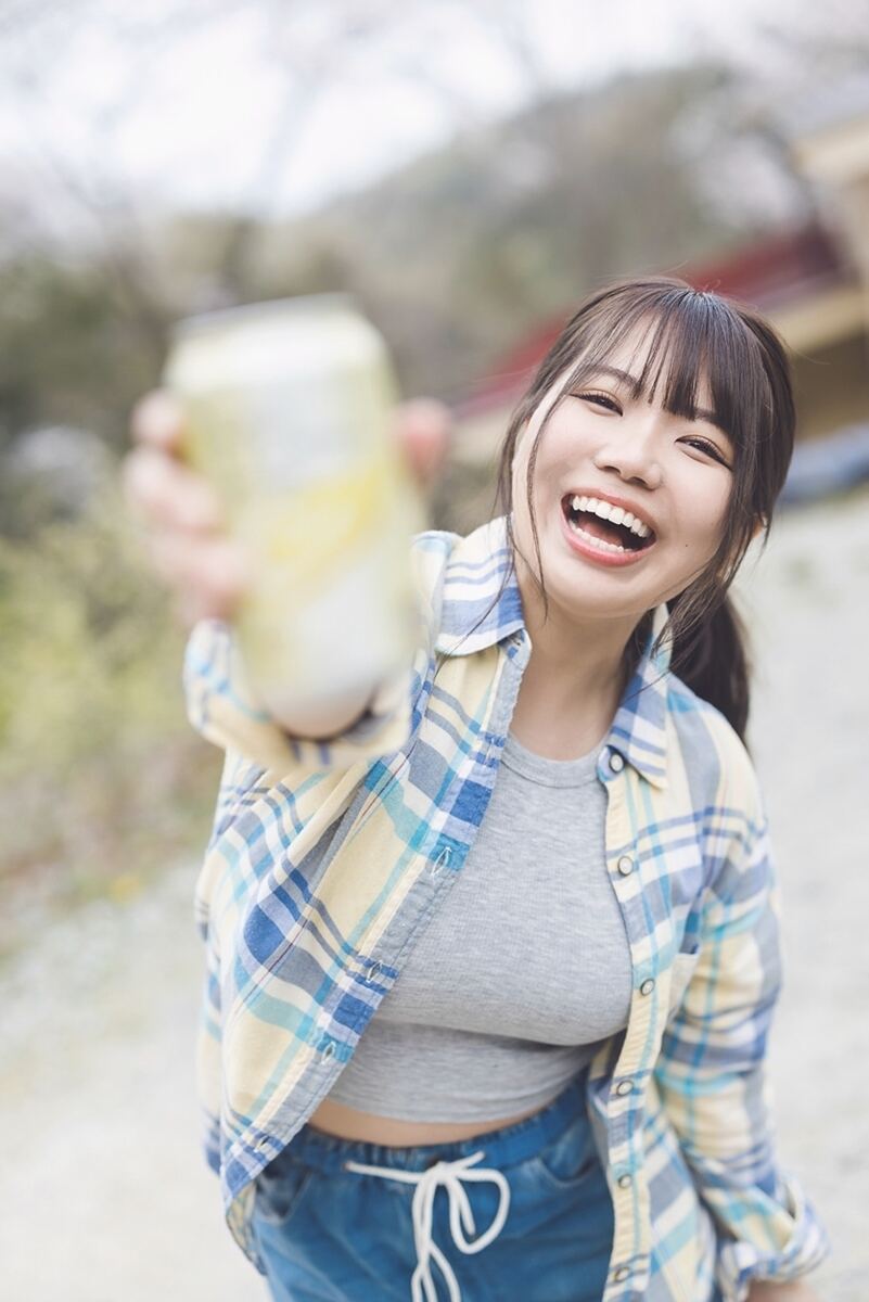 日本一だらしないキャンプ女子”写真集の収録カット公開 車内や寝袋の