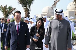 윤 주석기쁨(윤·소크욜) 한국 대통령과 무하마드·빈·자이드·아르·나히얀 UAE 대통령이 16일 오후(현지시간), 바라카 원자력 발전에서 열린 3호기의 가동 기념 행사에 출석하고 있다.［사진 대통령실］