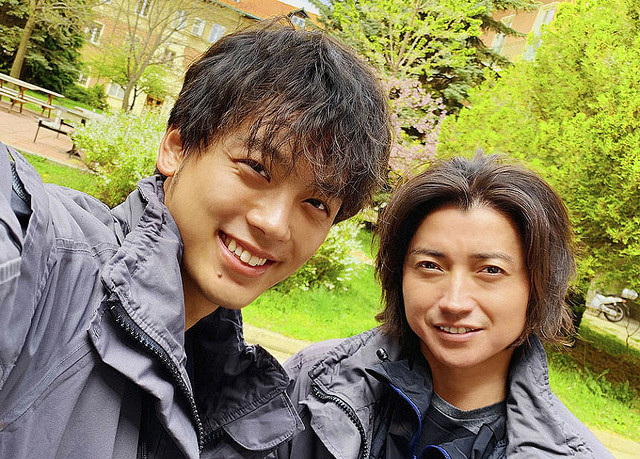 左から竹内涼真、藤原竜也 ©吉田修一/幻冬舎 ©2020 映画「太陽は動かない」製作委員会