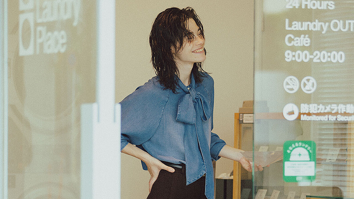 明日なに着る？】特別感のあるカジュアル「インディゴデニムのボウタイ