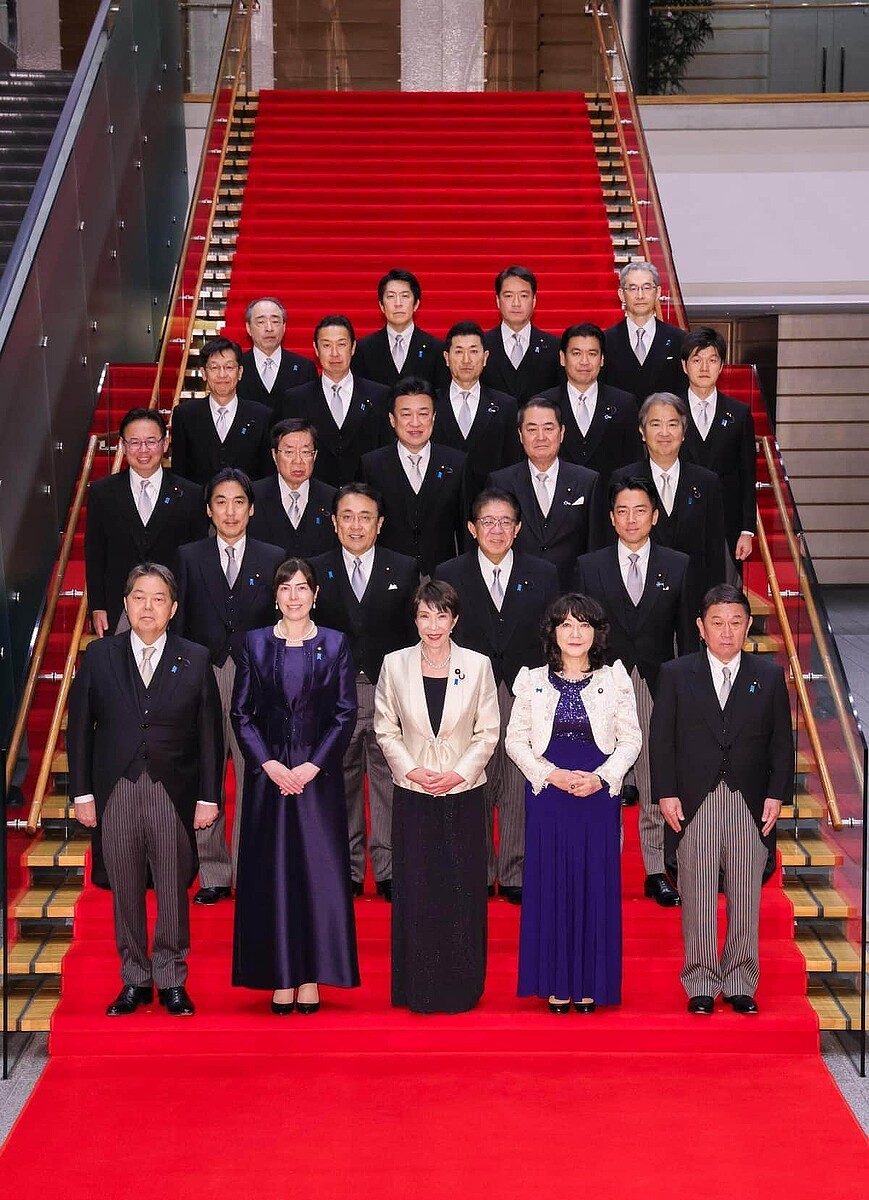 大臣再任で記念撮影。ドレスが注目されることも多い。小野田氏は前列左から2番目（高市早苗首相のXから）