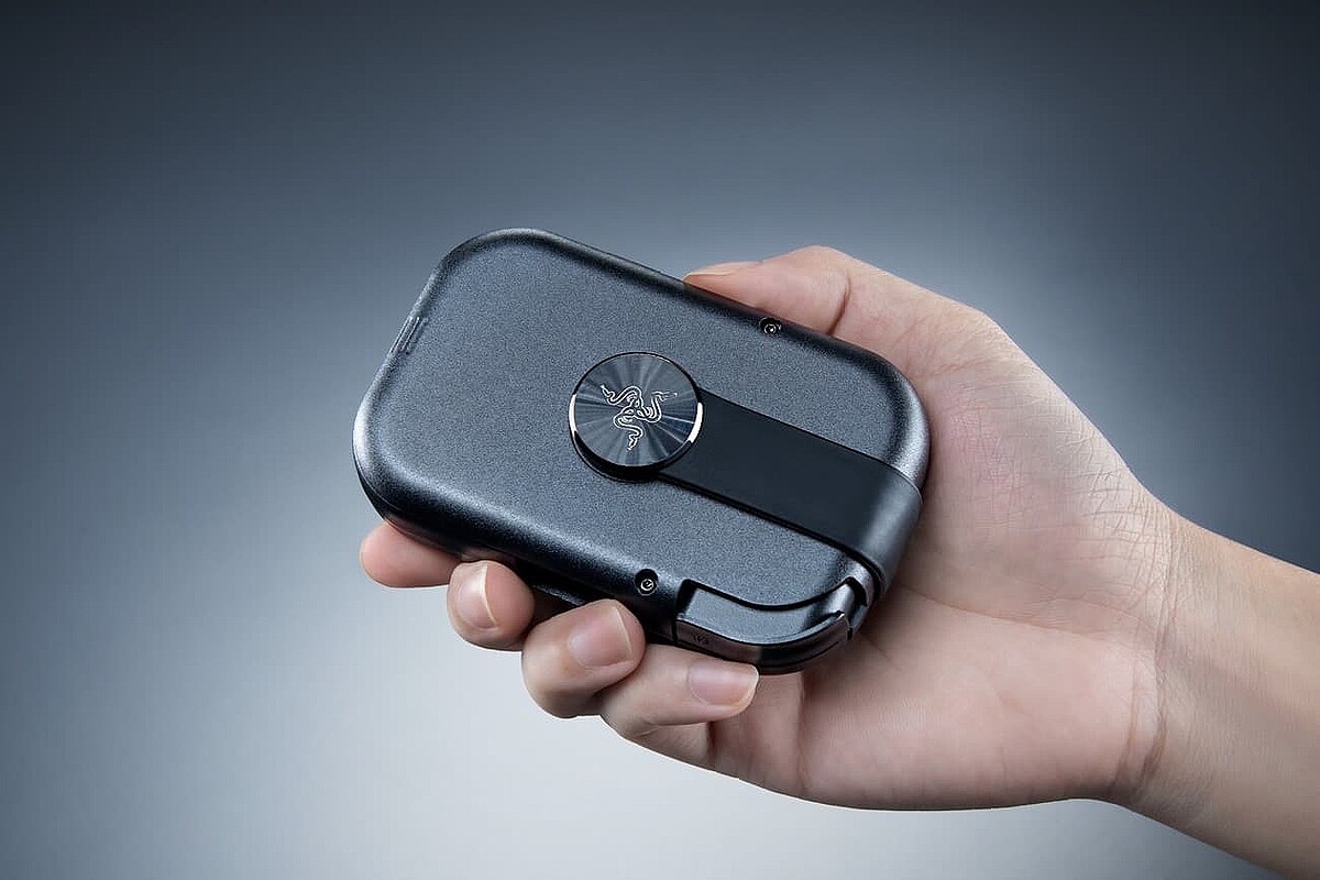 たためばカードサイズ ひねるだけで展開 Razerのスマホ用コントローラーに新シリーズ