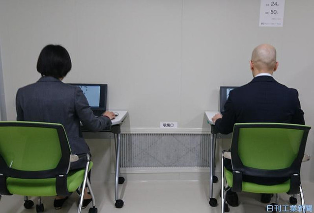 神戸市にある理研の研究所内に設けた温湿度を調整する設備(被験者2人は集中力を要するタスクを実施中)