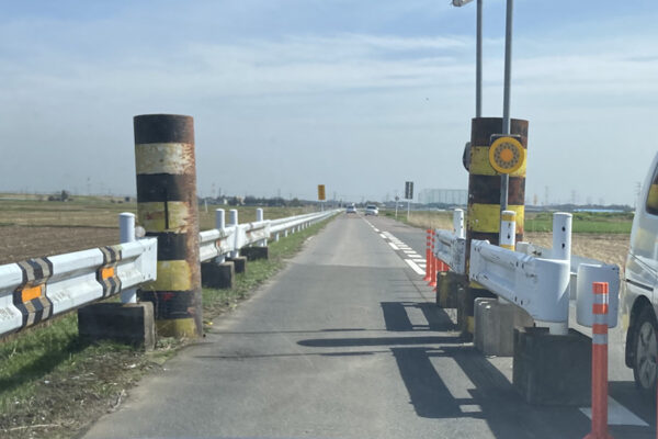 千葉の田園地帯に突如登場する極太の車幅制限ポール（乗りものニュース編集部撮影）