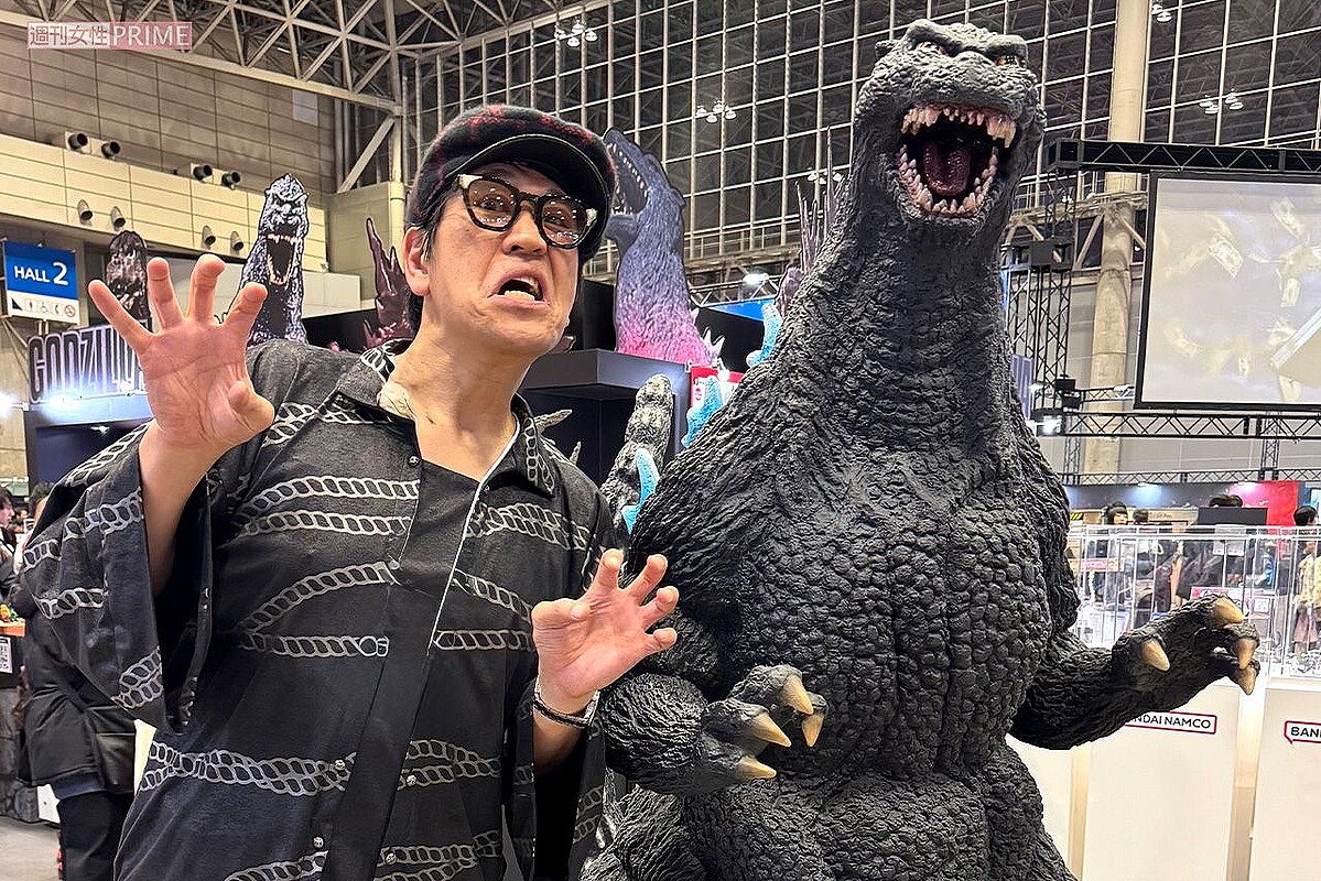 痛風発症から約1か月、古坂さんがプロデュースしているピコ太郎が「東京コミコン」に出演した後、会場内でゴジラと撮影した一枚　写真提供／古坂大魔王さん