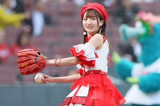 始球式に登場した元SKE48の藤本冬香さん【写真提供:産経新聞社】