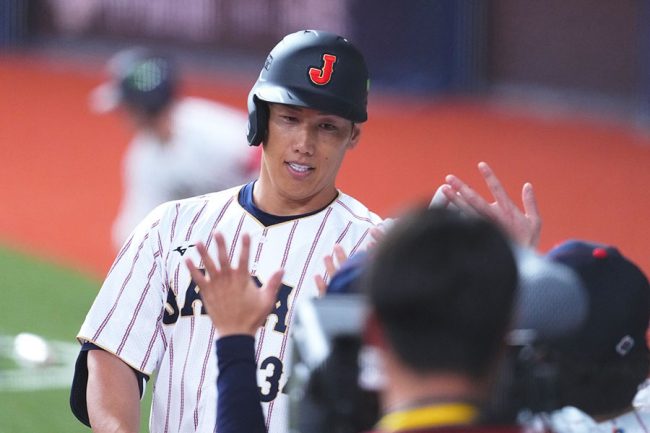 特大のソロホームランを放った吉田正尚【写真：小林靖】