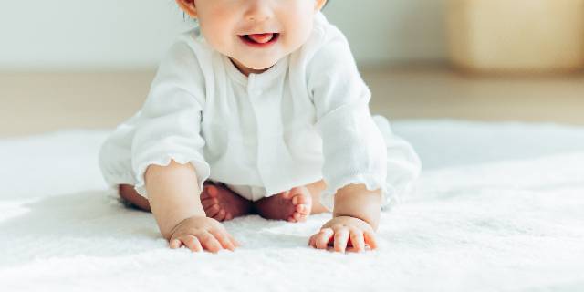 出産の前倒し・先送りを考慮しても、約16万の人口が日本から失われたと計算される（takeuchi masato／PIXTA）