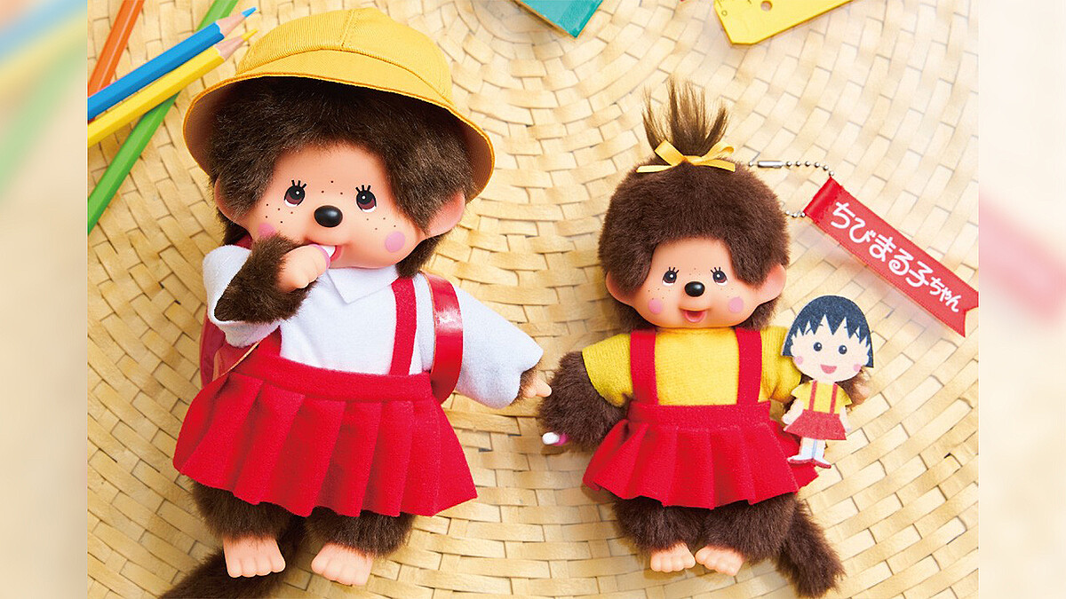 「ちびまる子ちゃん」とモンチッチがコラボ 特徴的なスタイルやポーズ