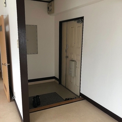 「人差し指の肉が落ちて骨が…」通電で虐待、浴室で遺体解体…7人が殺害された“事件の現場”に今も住む50代女性