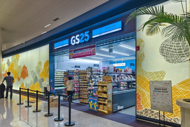 韓国・仁川国際空港第2ターミナルのコンコースエリアにあるGS25コンビニエンスストア作成者 （Mdv Edwards/stock.adobe.com）