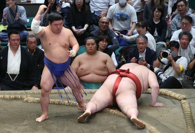 藤ノ川（手前）に敗れ熱海富士は５連敗フィニッシュ