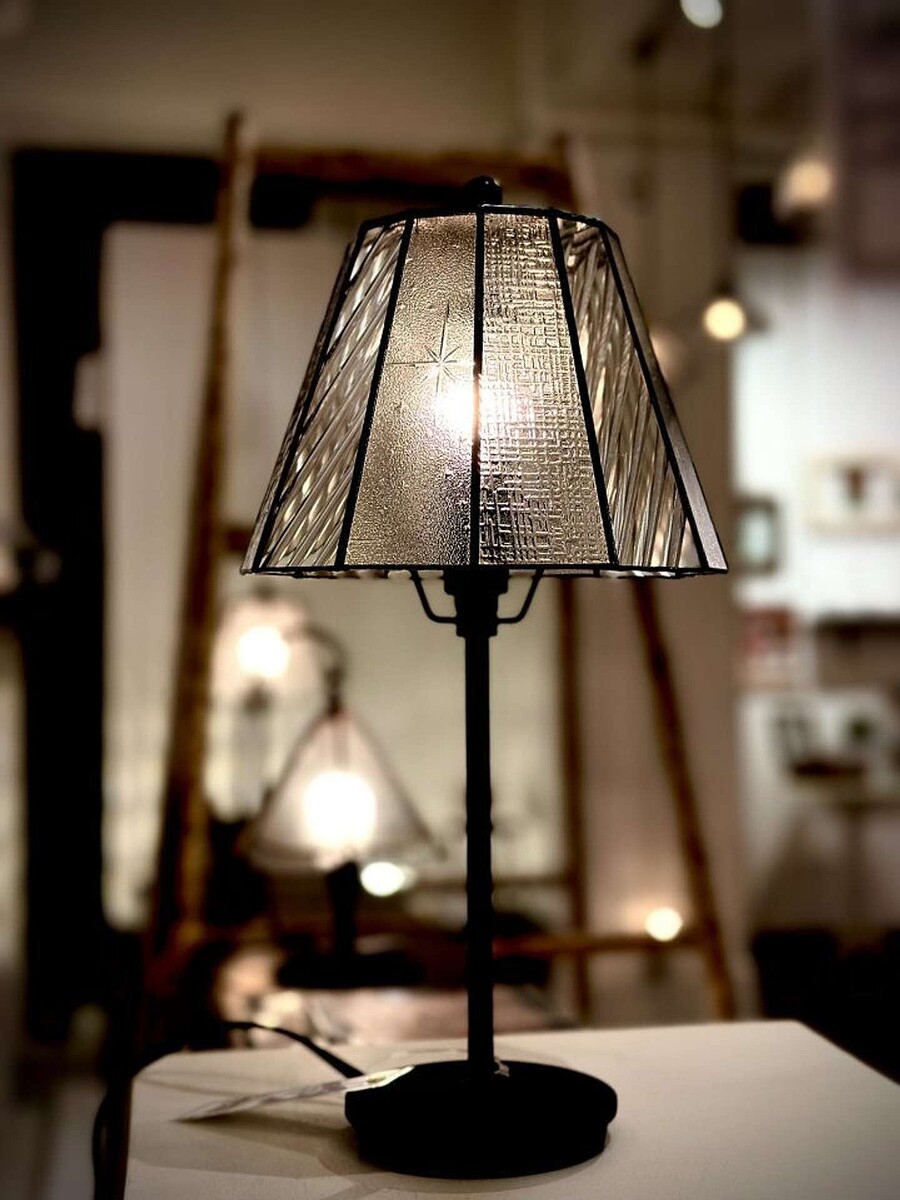 昭和の家の窓ガラス」をノスタルジックな照明器具に かけがえのない