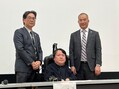 東京大特任教授に着任し、記者会見で抱負を語った野口聡一宇宙飛行士（右）。中央は共同研究をする熊谷晋一郎准教授＝東京都目黒区で2022年1月5日、池田知広撮影