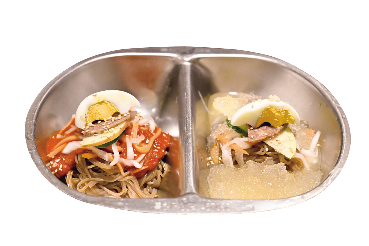 『板橋（バンギョ）冷麺』ハーフ＆ハーフ冷麺　1200円　水冷麺とビビン冷麺のセット。ビビン冷麺の刺激的な辛さを牛骨ダシを効かせた冷たい水冷麺で癒しつつと交互に味わうと、両者の味がより引き立つ