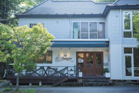 可愛らしいカフェの外観。旧軽井沢通りから徒歩1分ほどで到着