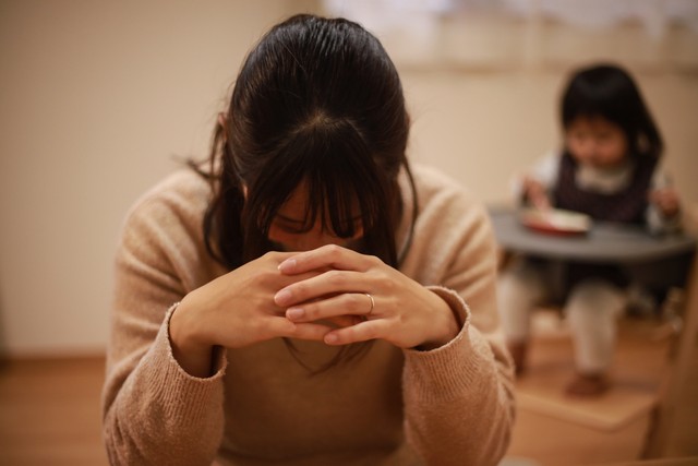 ワンオペ生活で限界を迎えそう...疲れ果てた妻たちの悩み※画像はイメージです。（yamasan/stock.adobe.com/）
