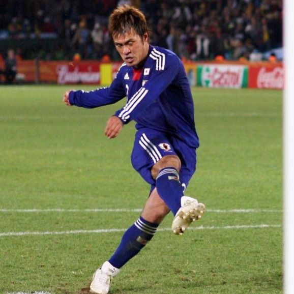 2010年の南アフリカW杯・決勝トーナメント1回戦のパラグアイ戦でPKを蹴る駒野。ボールはこの後、クロスバーを越えていった(写真:アフロ)