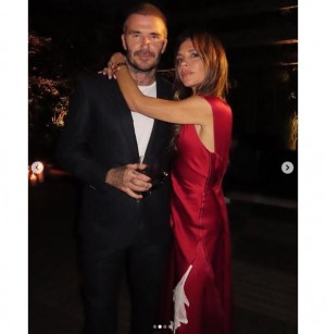 ���Ӥޤ������Ȥ��Τ���ǥ����åɡ��������ȥꥢ���٥å����׺ʡ�20���ˤϡ�ͧ�ͥǥ����åɡ�����åȥޥ��Υ쥹�ȥ��γ�Ź�ѡ��ƥ��˽��ʤ����ʲ����ϡ�Victoria Beckham��2023ǯ10��15����Instagram�֡�VBFragrance in NYC!!�ס٤Υ����꡼�󥷥�åȡ�