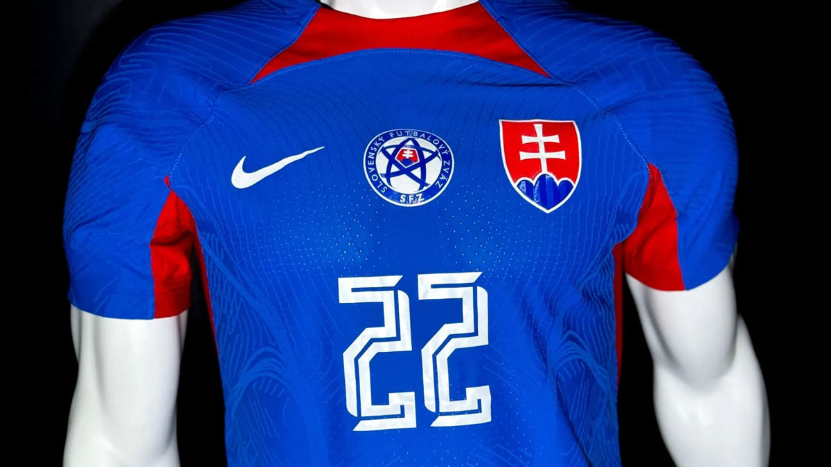 スロバキア代表 サッカーユニフォーム　Lサイズ スロバキア代表がEURO2024に向けた新ユニフォームを発表！簡素な