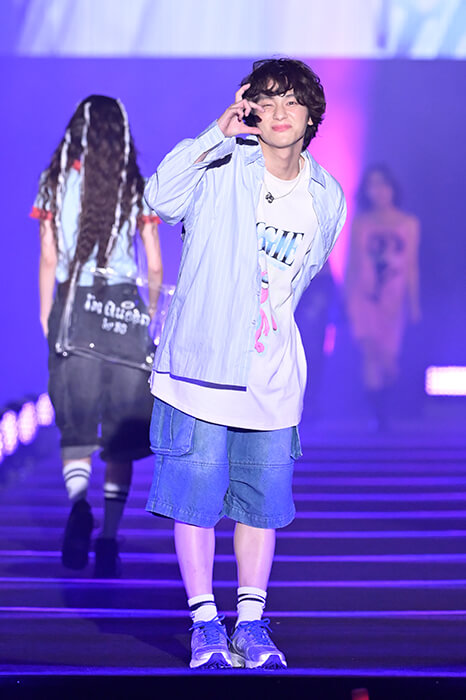 山下幸輝、爽やかな笑顔をふりまく！水色シャツがよく似合う