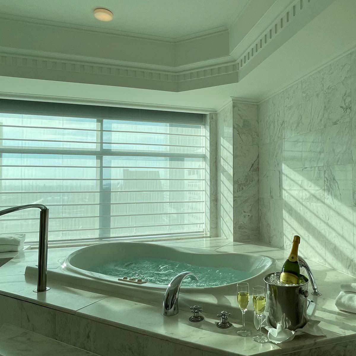 「ホテルザ・マンハッタン」のスイートダブルで感動の記念日ステイ