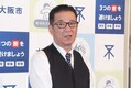 記者団の取材に答える大阪市の松井一郎市長＝令和３年１２月２７日午後、市役所