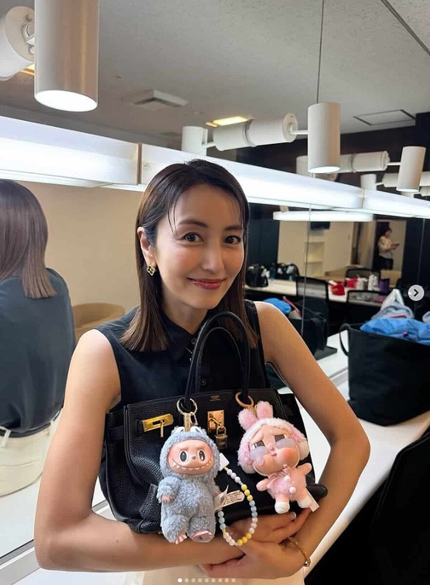  ラブブを自慢する矢田亜希子（写真・本人Instagramより） 