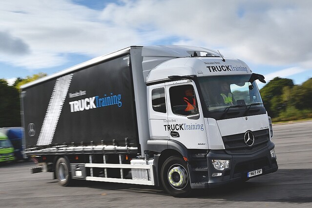 メルセデス・ベンツ・アクトロス 2545 全長15m トレーラーの運転に挑戦 メルセデス・ベンツ・アクトロス 2545 全長15m トレーラーの運転に挑戦