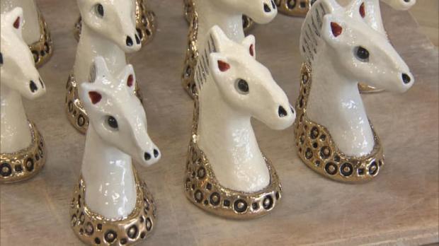 注文受け一体ずつ手作り 新年を迎える干支の置物作りが最盛期