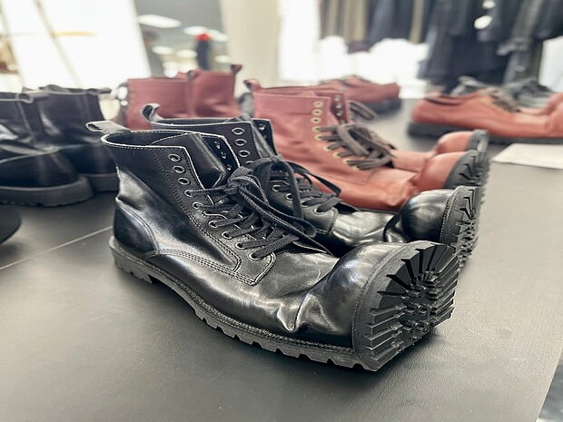 コム デ ギャルソン オム プリュス × キッズ ラブ ゲイト、つま先を