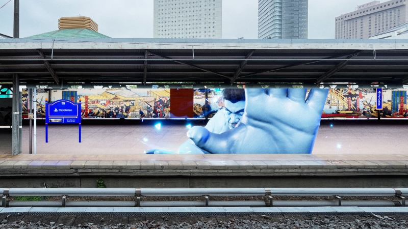 JR両国駅の「幻のホーム」に巨大魔人力士が登場 最大の見どころは電車止め