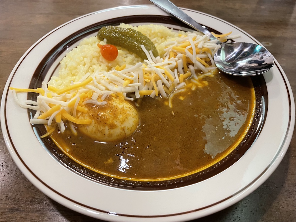 〆の自家製プリンも最高! 「草枕」出身店主によるカレーとコーヒーの店が曙橋にオープン