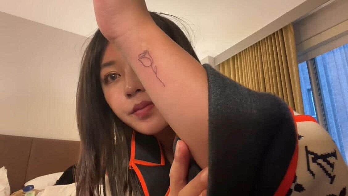 てんちむ Nyで彫ったタトゥー披露 腕にも耳にも手首にも ライブドアニュース