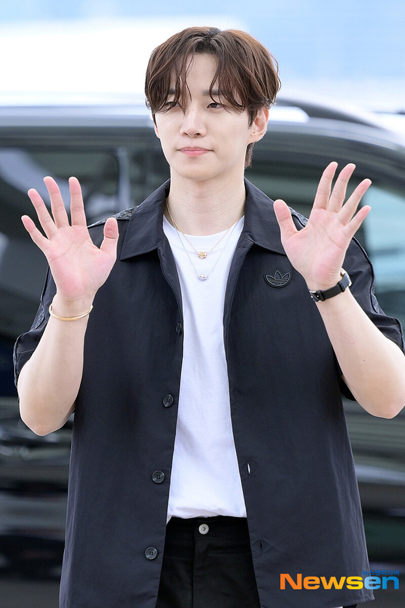 PHOTO】2PM ジュノ、海外スケジュールのため台湾へ出国…手を振って挨拶