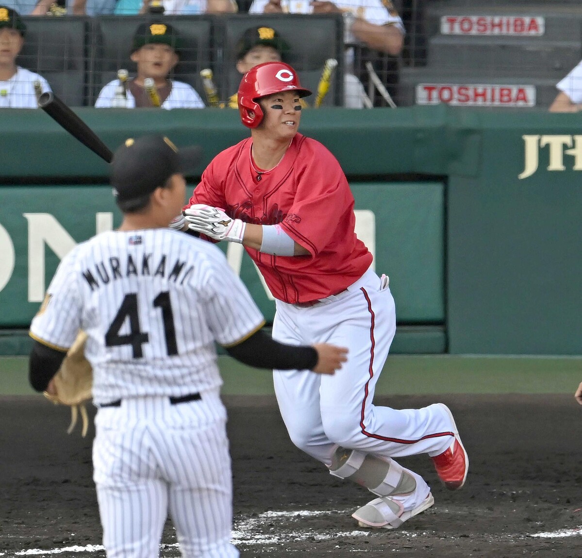 9回、適時打を放つ坂倉(撮影・飯室逸平)