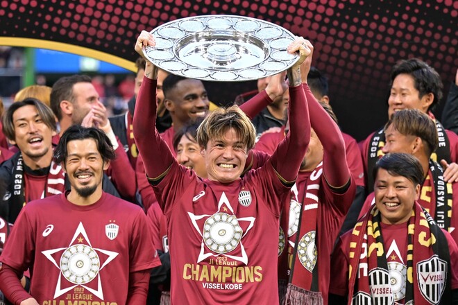 シャーレを掲げて喜ぶ酒井。写真：金子拓弥（サッカーダイジェスト写真部）