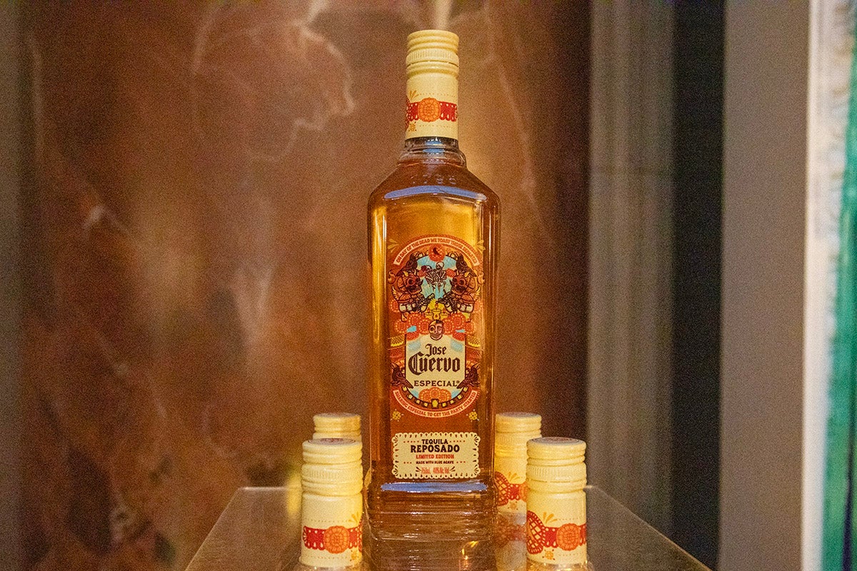 テキーラ「クエルボ」死者の日限定ボトルが発売 - イマーシブ