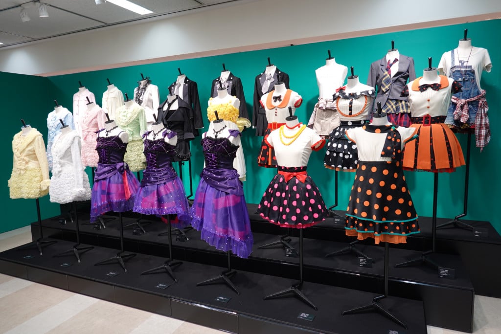 AKB48の大衣装展が大丸東京店で開催中！旧AKB48劇場ロビーのライトなど
