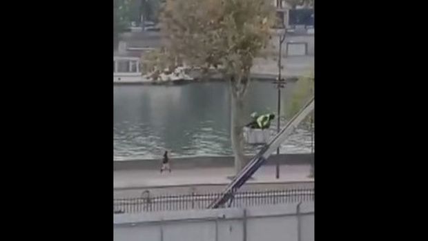 ルーブル美術館での窃盗事件、実行犯はサッカー審判とインフルエンサーか