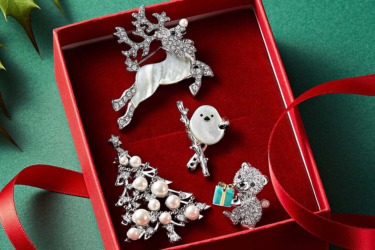 ヴァンドームブティック24年クリスマス、“パールの雪降る”ツリーや白蝶