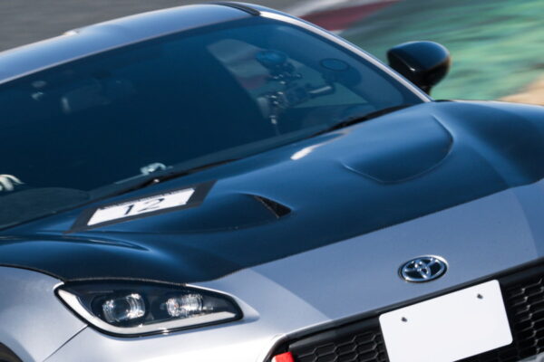 なぜボンネットだけ黒いスポーツカーがいるのか？