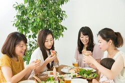 現金派ママ友の会計「建て替えたけど…」→言いにくい！“ランチの代金問題”みんなどうしてる？【ママリ】