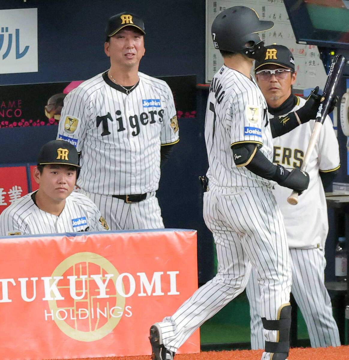 試合を見つめる藤川球児監督(左から２人目）（カメラ・上村　尚平）　