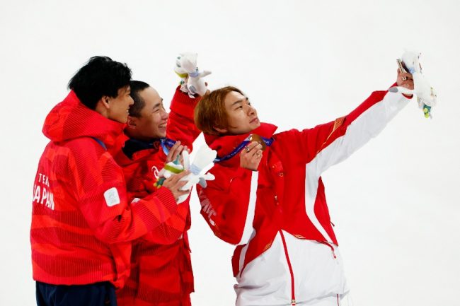 スノーボード男子ビッグエアのメダリスト・木俣椋真、木村葵来、スー・イーミン(左から)【写真:ロイター】