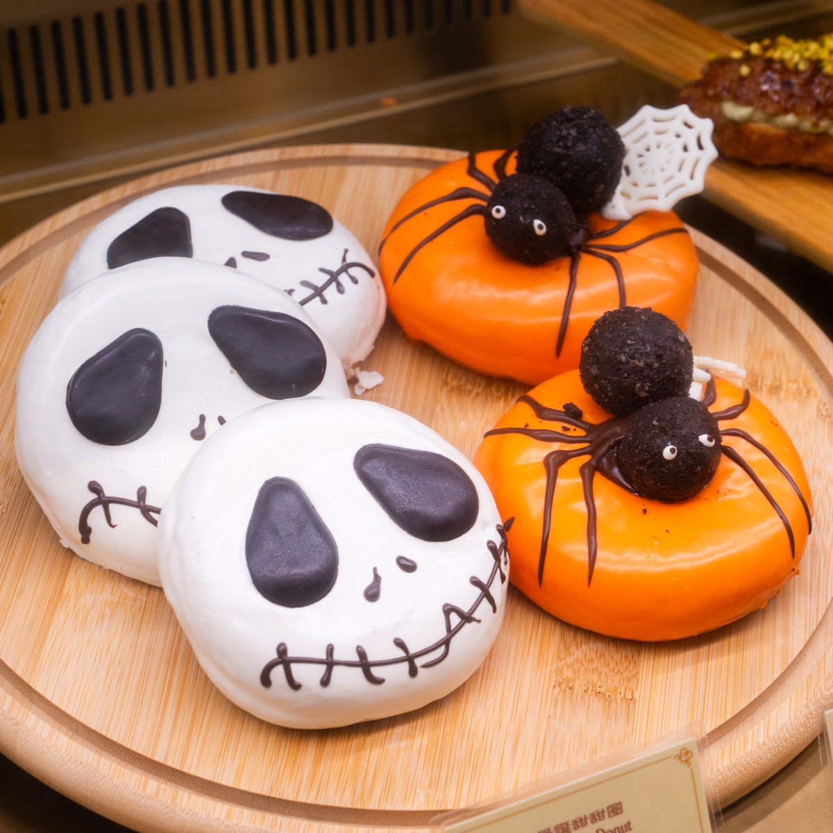 「ディズニー・ハロウィーン・タイム 2025」を盛り上げる限定ドーナツ