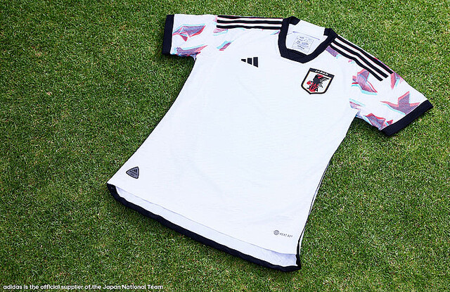 日本代表、カタールW杯に向けた2022新ユニフォームを発表！「折り鶴