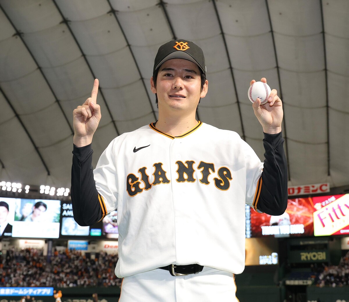 ウイニングポーズを手にポーズを決める竹丸(撮影・西岡正)